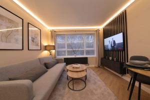 sala de estar con sofá y mesa en Riverside serviced apartments, en Londres