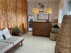 - un salon avec un canapé et un réfrigérateur dans l'établissement Paradise Agua Leve Residential, à São Tomé