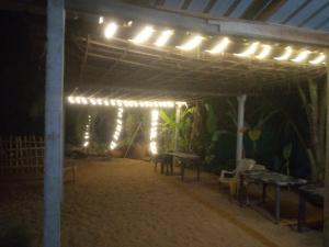 um quarto com um monte de luzes em RV Homestay em Gokarna