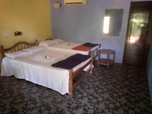 um quarto com duas camas num quarto em RV Homestay em Gokarna