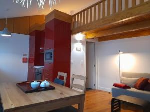 een woonkamer met een houten tafel en een bank bij Covil's Haus in Peniche