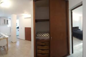 Habitación con armario y cama. en Céntrico departamento en Godoy Cruz, Mendoza en Godoy Cruz