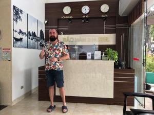 Bảo Hân 2 Hotel في ها لونغ: رجل واقف امام محل