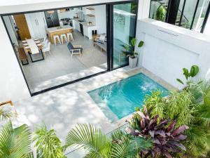 una vista aérea de una piscina en una casa en Tamarindo Luxury with Beach Club Access, en Tamarindo
