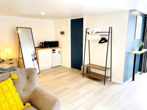 Modern Studio with Mountain View and Near Airport & CBD في Warrane: غرفة معيشة مع أريكة ومطبخ