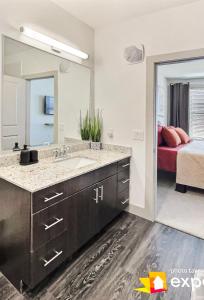 Salle de bains dans l'établissement 1BR with King Bed, 6 miles from DFW airport