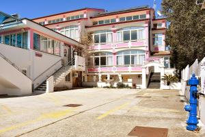 Rooms by the sea Zadar - Diklo, Zadar - 16023 في زادار: مبنى وردي وفيه صنبور نار أمامه