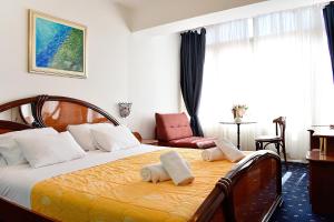 - une chambre avec un grand lit et des serviettes dans l'établissement Rooms by the sea Zadar - Diklo, Zadar - 16023, à Zadar