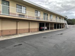 un edificio con un coche aparcado en un aparcamiento en Plaza Inn Motel - Los Angeles area, en Rosemead