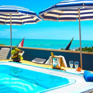 un tavolo con bevande e un ombrello su una barca di Hotel Holiday a Martinsicuro