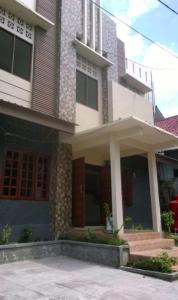 Sintang的住宿－WismaALAS Syariah Guesthouse，房屋前门