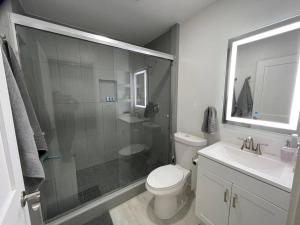 ein Badezimmer mit Dusche, Toilette und Waschbecken in der Unterkunft Ocean View, Private, Quiet in Chapultepec + 18 Fotos