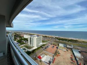 vistas al océano desde el balcón de un edificio en Look Brava Piso 17, en Punta del Este
