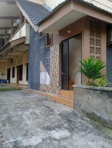 Sintang的住宿－WismaALAS Syariah Guesthouse，前面有停车位的大楼