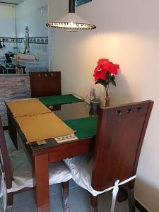 una mesa y sillas con una mesa y flores. en Acogedor Apartamento en Centro de Popayán, en Popayán