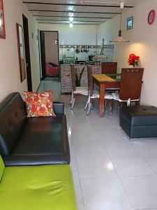 波帕揚的住宿－Acogedor Apartamento en Centro de Popayán，带沙发的客厅和用餐室