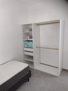 1 dormitorio con 1 cama y nevera abierta en Juansa del mar en La Lucila del Mar