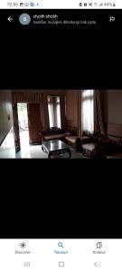 una imagen de una sala de estar con una mesa en Riki Guesthouse Syari'ah, en Jepara
