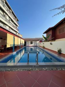 a swimming pool in the middle of a building at Jasmine Vangvieng Hotel in Vang Vieng