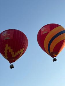 zwei Heißluftballons fliegen in den Himmel in der Unterkunft Jasmine Vangvieng Hotel in Vang Vieng