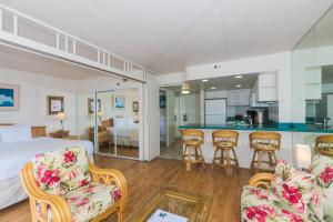 ein Schlafzimmer mit einem Bett, eine Küche und ein Wohnzimmer in der Unterkunft Ilikai Tower 1538 Lagoon View 1BR in Honolulu