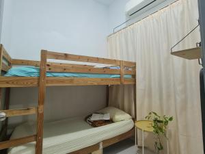 Full Moon Apartment (月满公寓）网红 airbnb في كواه: غرفة بسرير بطابقين