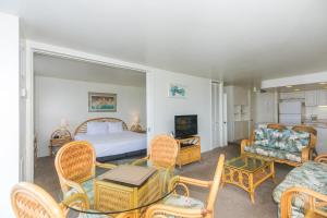 1 dormitorio con cama, sillas y mesa en Ilikai Marina 380 Yacht Harbor View 1BR, en Honolulu