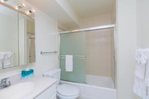 Koupelna v ubytování Ilikai Marina 380 Yacht Harbor View 1BR + 15 fotografií