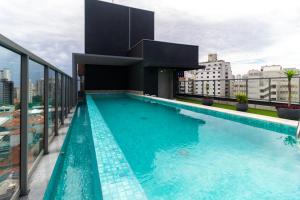 Cozzy Suites Paraíso Hotel内部或周边的泳池