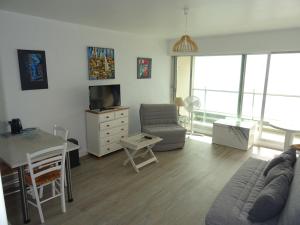 レ・サ​​ーブル・ドロンヌにあるAppartement Les Sables-d'Olonne, 1 pièce, 3 personnes - FR-1-92-608のリビングルーム(ソファ、テーブル付)