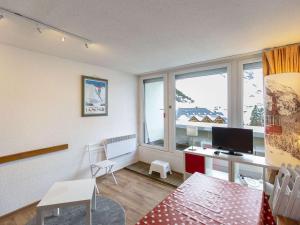 Televízia a/alebo spoločenská miestnosť v ubytovaní Studio Coquet 5 Pers, Balcon, À 80m des Pistes, Animaux Admis - FR-1-404-343