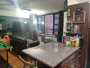 uma sala de estar com uma mesa e uma mesa de bilhar em Lovely one bedroom apartment in Westchester, NY! em Ossining