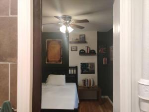 Ossining的住宿－Lovely one bedroom apartment in Westchester, NY!，一间卧室配有一张床和吊扇