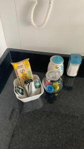 un contenedor de alimentos y otros artículos en un mostrador en Departamento estudio IslaTeja, en Valdivia