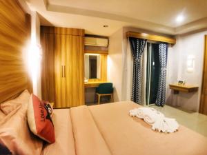 Habitación de hotel con cama y escritorio en Cat Story Hotel, en Patong Beach