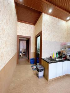 大叻的住宿－Cẩm Tú Villa Đà Lạt，厨房配有水槽和台面