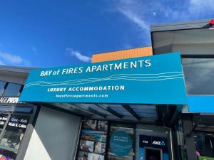 un cartel que lee "Bahía de Incendios" apartamentos en un edificio en Bay Of Fires Apartments, en St Helens