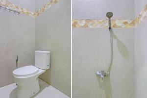 2 zdjęcia łazienki z toaletą i prysznicem w obiekcie OYO 92071 Yusman Homestay Syariah w mieście Glagah