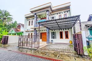 una casa con una puerta delante de ella en OYO 92071 Yusman Homestay Syariah, en Glagah