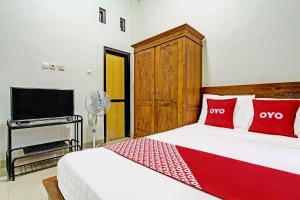 מיטה או מיטות בחדר ב-OYO 92071 Yusman Homestay Syariah