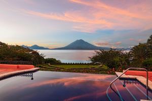 una piscina con vistas a la montaña en Hotel Atitlan, en Panajachel