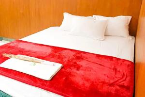 Posteľ alebo postele v izbe v ubytovaní Hotel Shabine Rungkut Mitra RedDoorz