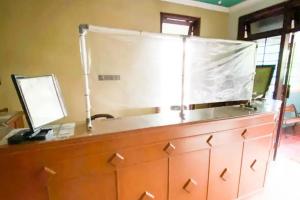 Bilik mandi di Hotel Shabine Rungkut Mitra RedDoorz