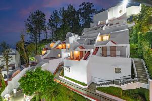 ein weißes Gebäude mit Treppen in der Unterkunft Sterling Yercaud in Yercaud