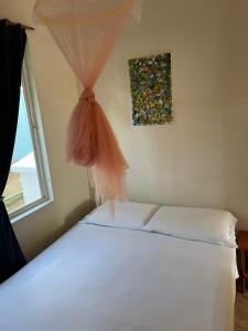 Un pat sau paturi într-o cameră la Christina's Guest House OFFICIAL