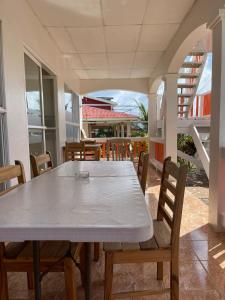 una sala da pranzo con tavolo e sedie di Christina's Guest House OFFICIAL a Little Corn Island