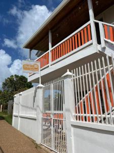 une clôture blanche devant une maison dans l'établissement Christina's Guest House OFFICIAL, à Little Corn Island