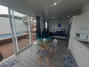 Zimmer mit Küche und Schlafzimmer mit Balkon in der Unterkunft Mai'i Villa 2 - Muri in Avarua