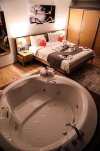 Postel nebo postele na pokoji v ubytování Şehrar Suite Hotel