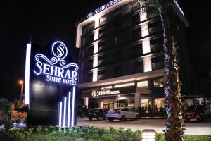 een hotel met een bord dat het Seattle Surf Motel leest bij Şehrar Suite Hotel in Trabzon